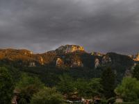 Goldenes Abendlicht auf Kampenwand, Scheibenwand und Sonnwendwand mit dunklem Himmel